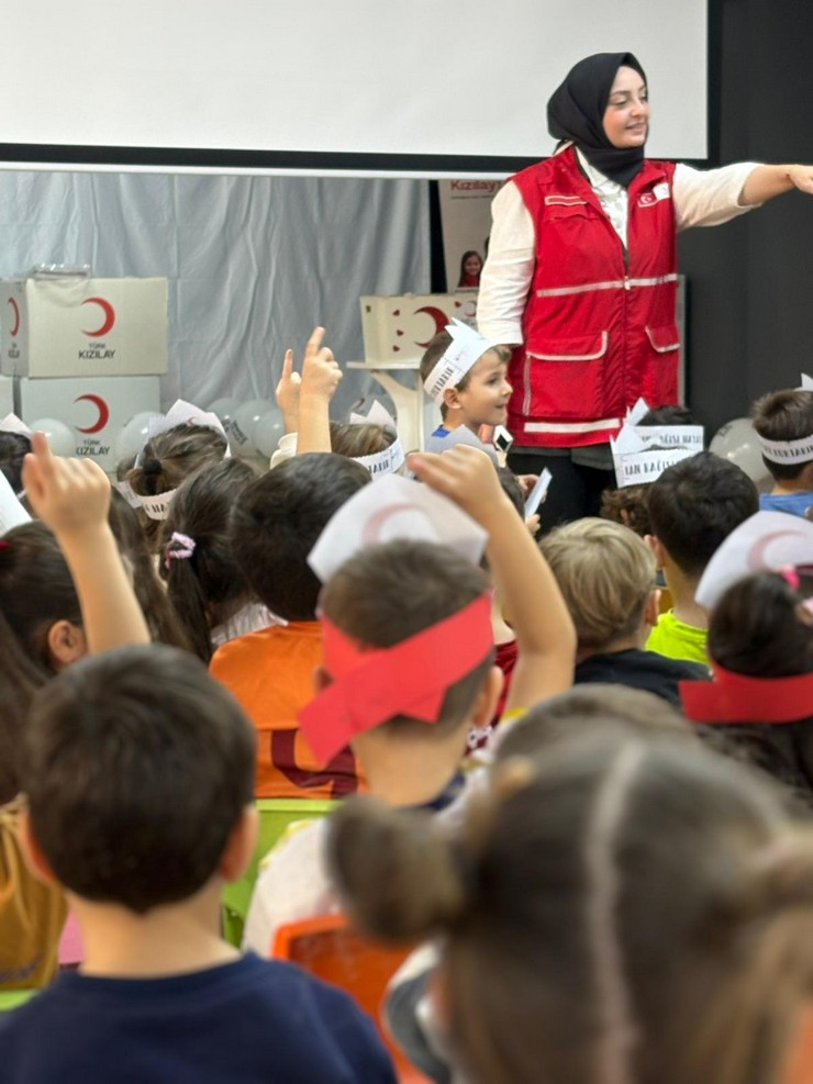 gulbahar-hatun-anaokulu-ogrencileri-kizilay-haftasi-kapsaminda-genc-kizilay-is-birligiyle-duzenlenen-ozel-bir-etkinlikle-yardimlasma-ve-insan-sevgisi-temalarini-bizza-6.jpg