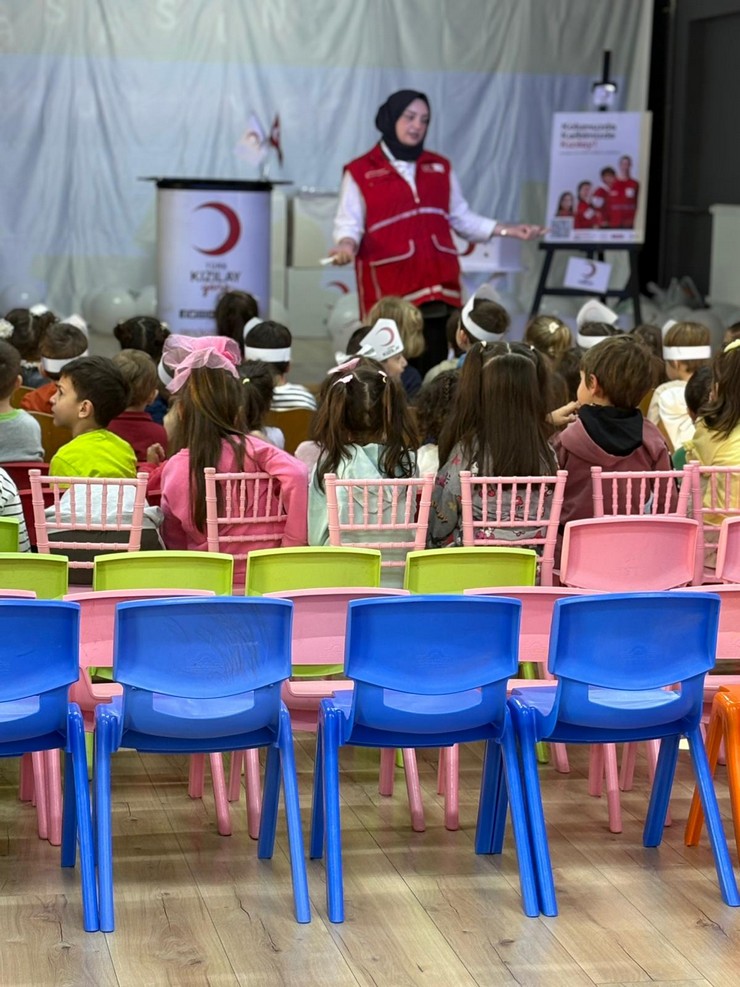 gulbahar-hatun-anaokulu-ogrencileri-kizilay-haftasi-kapsaminda-genc-kizilay-is-birligiyle-duzenlenen-ozel-bir-etkinlikle-yardimlasma-ve-insan-sevgisi-temalarini-bizza-9.jpg