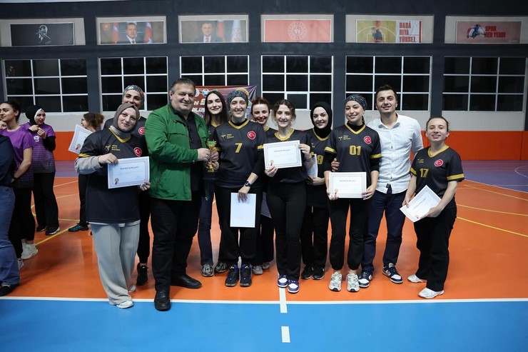 rizede-bu-yil-ucuncusu-duzenlenen-gelin-spor-yapalim-kamu-oyunlari-voleybol-turnuvasi-heyecan-dolu-karsilasmalarin-ardindan-sona-erdi-1.jpg