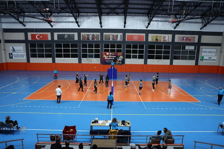 rizede-bu-yil-ucuncusu-duzenlenen-gelin-spor-yapalim-kamu-oyunlari-voleybol-turnuvasi-heyecan-dolu-karsilasmalarin-ardindan-sona-erdi-11.jpg