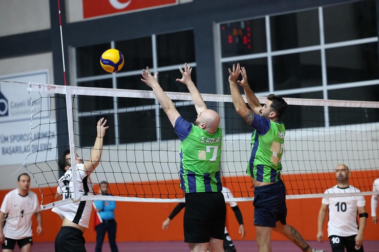 rizede-bu-yil-ucuncusu-duzenlenen-gelin-spor-yapalim-kamu-oyunlari-voleybol-turnuvasi-heyecan-dolu-karsilasmalarin-ardindan-sona-erdi-12.jpg