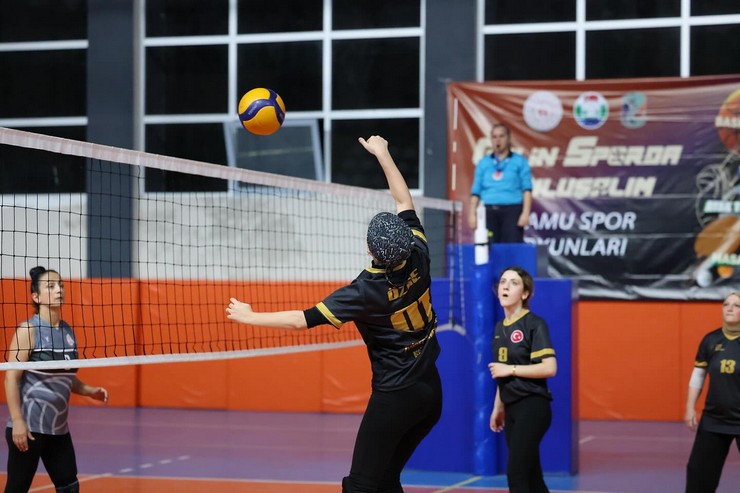 rizede-bu-yil-ucuncusu-duzenlenen-gelin-spor-yapalim-kamu-oyunlari-voleybol-turnuvasi-heyecan-dolu-karsilasmalarin-ardindan-sona-erdi-14.jpg