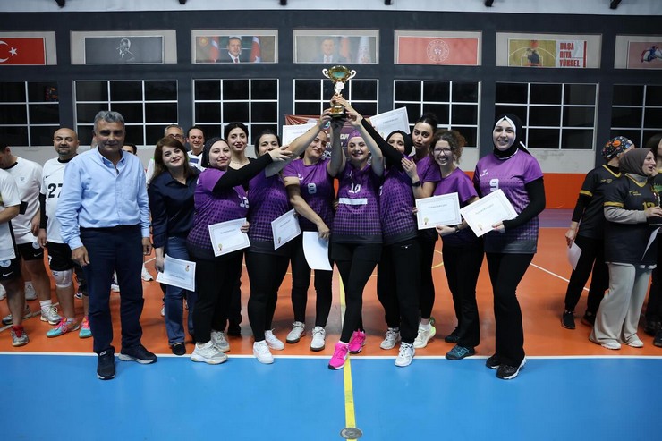 rizede-bu-yil-ucuncusu-duzenlenen-gelin-spor-yapalim-kamu-oyunlari-voleybol-turnuvasi-heyecan-dolu-karsilasmalarin-ardindan-sona-erdi-2.jpg