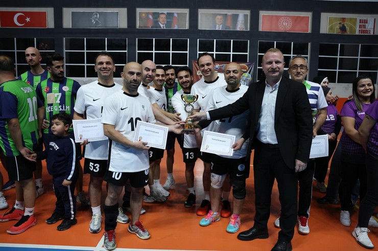 rizede-bu-yil-ucuncusu-duzenlenen-gelin-spor-yapalim-kamu-oyunlari-voleybol-turnuvasi-heyecan-dolu-karsilasmalarin-ardindan-sona-erdi-3.jpg