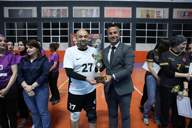 rizede-bu-yil-ucuncusu-duzenlenen-gelin-spor-yapalim-kamu-oyunlari-voleybol-turnuvasi-heyecan-dolu-karsilasmalarin-ardindan-sona-erdi-4.jpg
