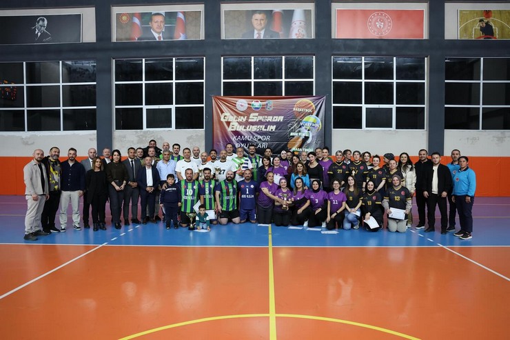 rizede-bu-yil-ucuncusu-duzenlenen-gelin-spor-yapalim-kamu-oyunlari-voleybol-turnuvasi-heyecan-dolu-karsilasmalarin-ardindan-sona-erdi-5.jpg