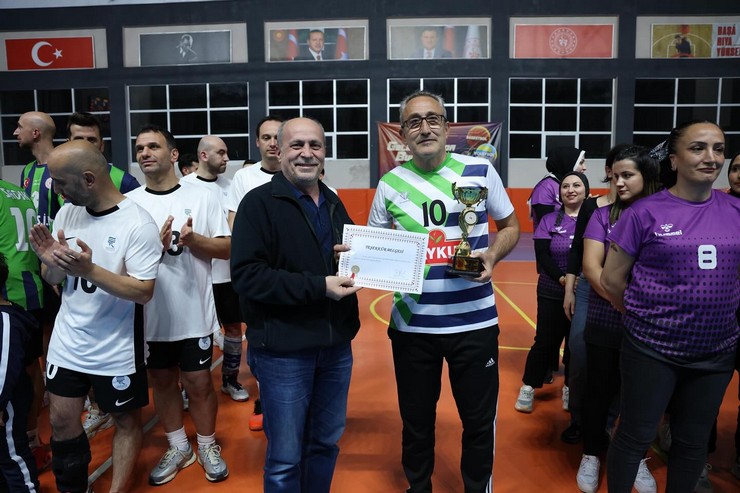 rizede-bu-yil-ucuncusu-duzenlenen-gelin-spor-yapalim-kamu-oyunlari-voleybol-turnuvasi-heyecan-dolu-karsilasmalarin-ardindan-sona-erdi-6.jpg