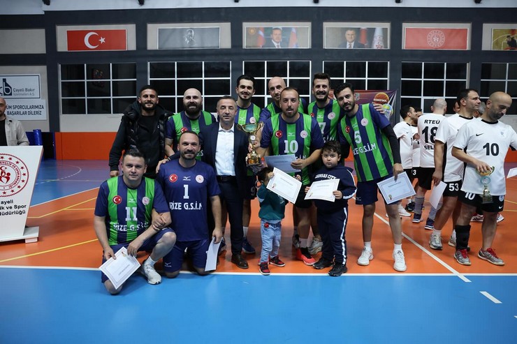 rizede-bu-yil-ucuncusu-duzenlenen-gelin-spor-yapalim-kamu-oyunlari-voleybol-turnuvasi-heyecan-dolu-karsilasmalarin-ardindan-sona-erdi-7.jpg