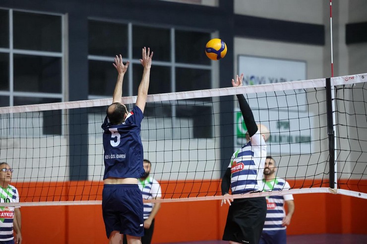 rizede-bu-yil-ucuncusu-duzenlenen-gelin-spor-yapalim-kamu-oyunlari-voleybol-turnuvasi-heyecan-dolu-karsilasmalarin-ardindan-sona-erdi-9.jpg
