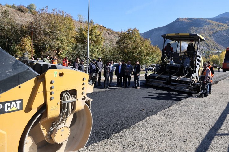 vali-ergun-ardanucta-asfaltlama-calismalarini-yerinde-inceledi-1.jpg