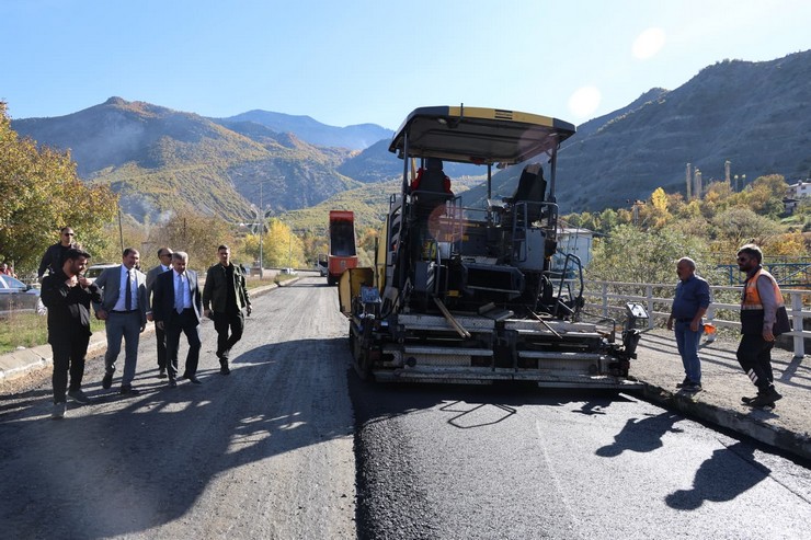 vali-ergun-ardanucta-asfaltlama-calismalarini-yerinde-inceledi-3.jpg