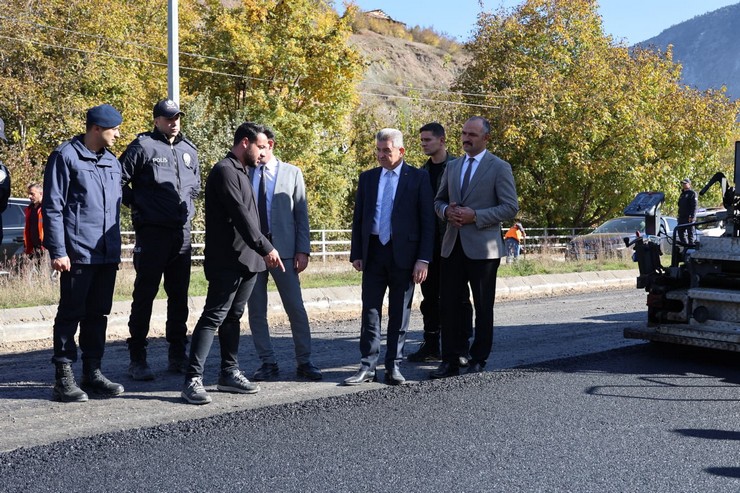vali-ergun-ardanucta-asfaltlama-calismalarini-yerinde-inceledi-4.jpg