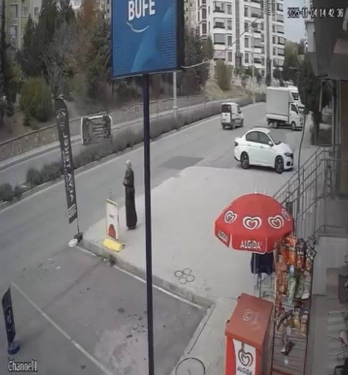 Elazığ’da Aracın Yan Yattığı Kaza Kamerada