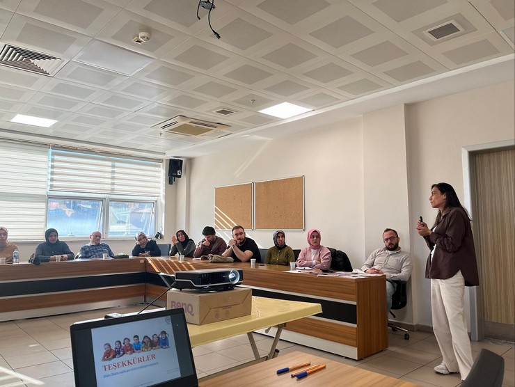 rizede-aile-hekimlerine-ve-aile-sagligi-calisanlarina-hizmet-ici-egitim-duzenlendi-8.jpg