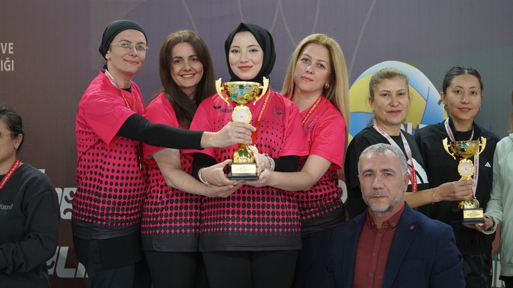rize-il-saglik-mudurlugu-kadin-masa-tenisi-takimi-bolge-sampiyonu-oldu-4.jpg