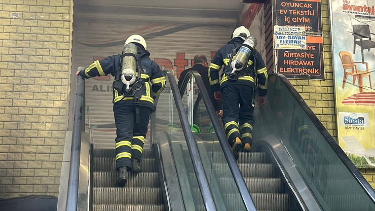 rizede-avm-altindaki-trafoda-yangin-panigi-alisveris-merkezi-duman-altinda-kaldi-10.jpg