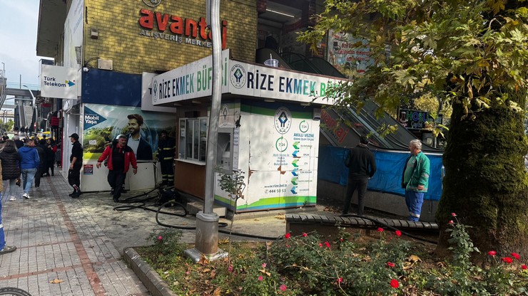 rizede-avm-altindaki-trafoda-yangin-panigi-alisveris-merkezi-duman-altinda-kaldi-15.jpg