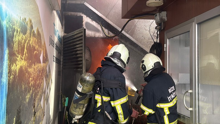 rizede-avm-altindaki-trafoda-yangin-panigi-alisveris-merkezi-duman-altinda-kaldi-5.jpg
