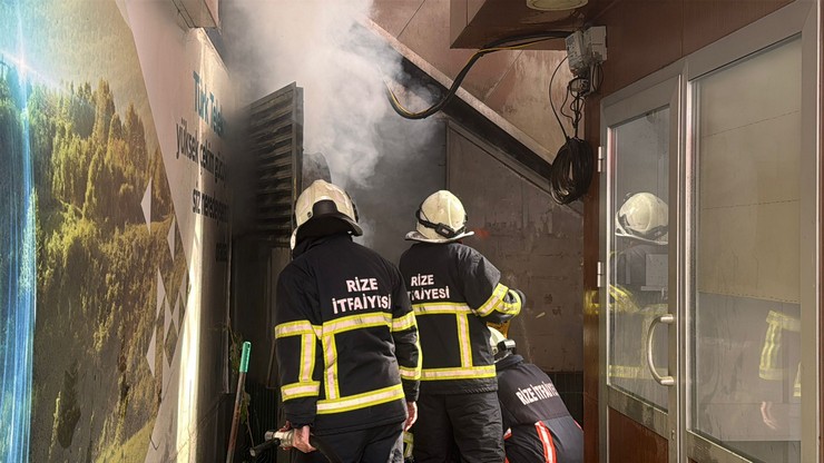 rizede-avm-altindaki-trafoda-yangin-panigi-alisveris-merkezi-duman-altinda-kaldi-6.jpg