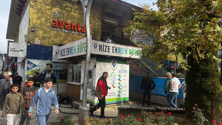 rizede-avm-altindaki-trafoda-yangin-panigi-alisveris-merkezi-duman-altinda-kaldi.jpg