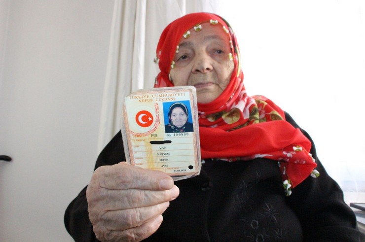trabzonun-hayrat-ilcesi-yenikoy-mahallesinde-yasayan-102-yasindaki-meryem-koc-seyahat-engeli-ve-ileri-yasi-nedeniyle-ilce-nufus-mudurlugune-gidemeyince-evde-kimlik-yenile-3.jpg