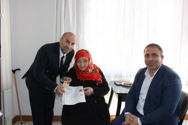 trabzonun-hayrat-ilcesi-yenikoy-mahallesinde-yasayan-102-yasindaki-meryem-koc-seyahat-engeli-ve-ileri-yasi-nedeniyle-ilce-nufus-mudurlugune-gidemeyince-evde-kimlik-yenile.jpg