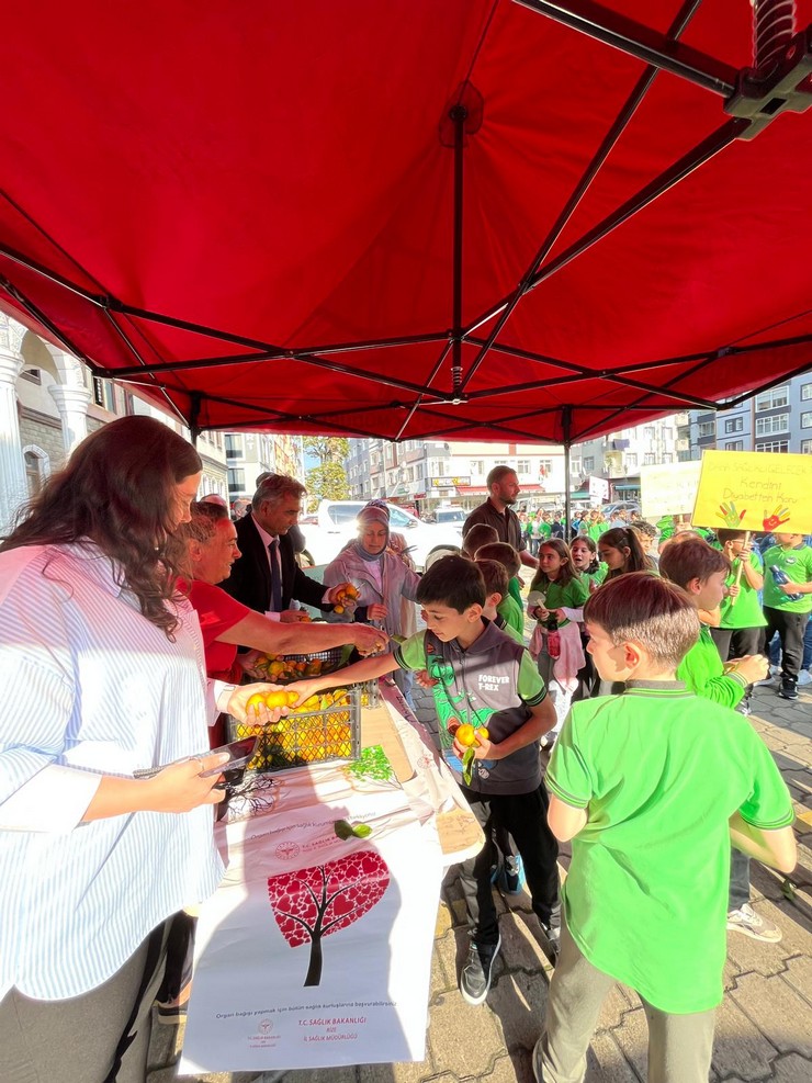 14-kasim-dunya-diyabet-gunu-kapsaminda-rizede-farkindalik-etkinlikleri-duzenlendi-10.jpg
