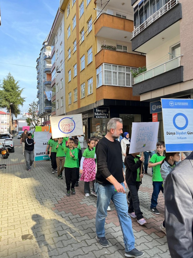 14-kasim-dunya-diyabet-gunu-kapsaminda-rizede-farkindalik-etkinlikleri-duzenlendi-8.jpg