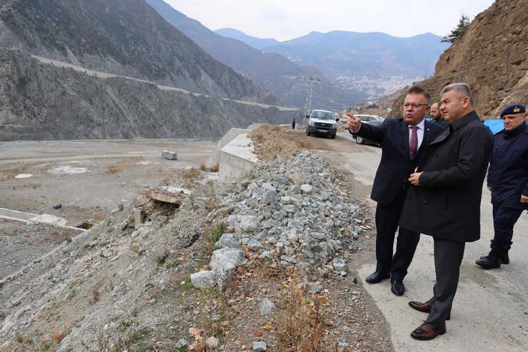 artvin-valisi-ergun-ile-milletvekili-celik-artvin-livane-kucuk-sanayi-sitesini-inceledi-2.jpg