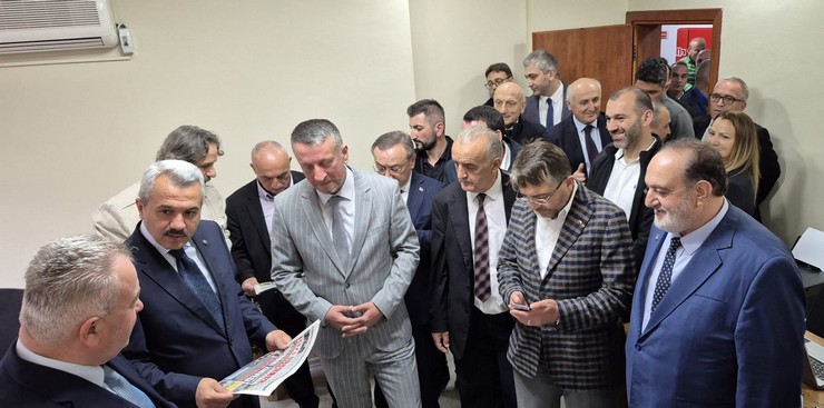 rize-birlik-gazetesi-calisma-ofisi-acildi-5-001.jpg