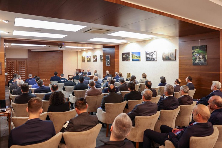 rizede-vali-baydas-baskanliginda-il-idare-sube-baskanlari-toplantisi-gerceklestirildi-2.jpg