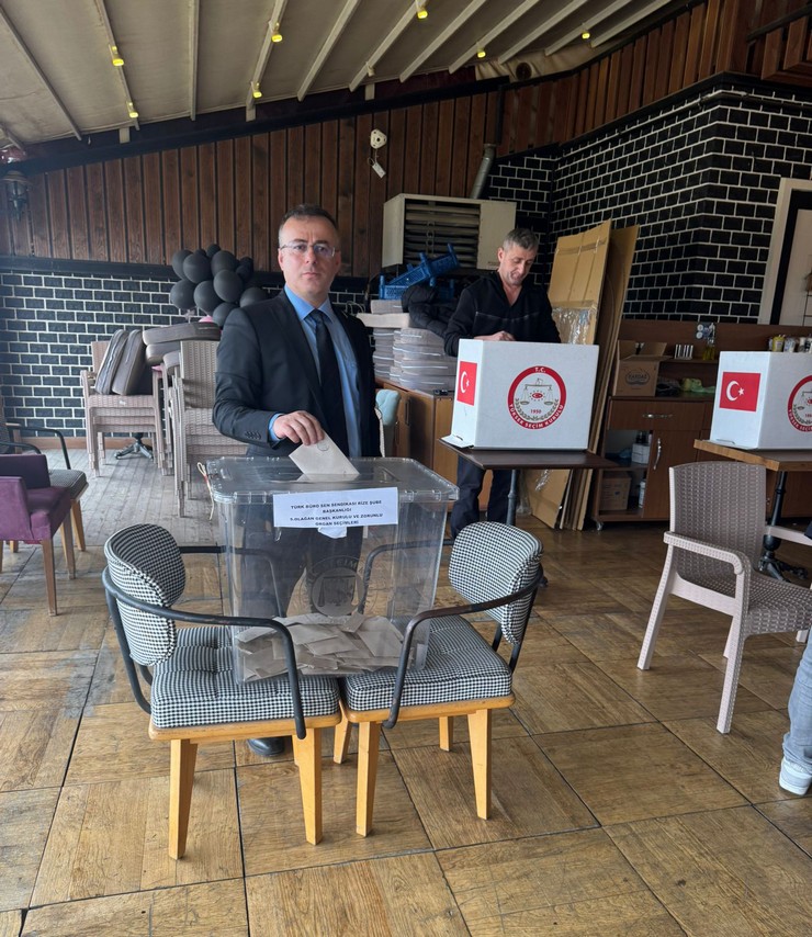 turk-buro-sen-rize-subesi-5-olagan-genel-kurulda-baskanliga-secilen-zafer-tatoglu-ve-yonetim-kurulu-mazbatasini-alarak-goreve-basladi-5.jpg