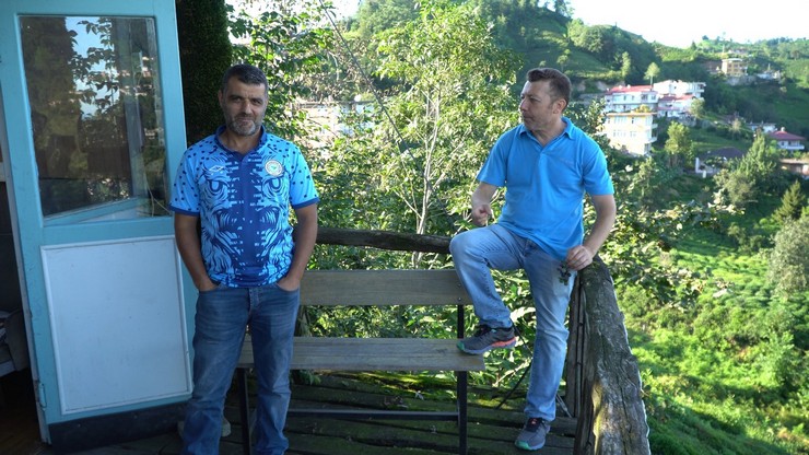 rizede-yasayan-baris-58-ile-kardesi-mehmet-benli-44-cocukluk-hayallerini-gerceklestirmek-icin-eski-evlerinden-kalan-ahsap-ve-atik-malzemeleri-geri-donusturup-bahc.jpg