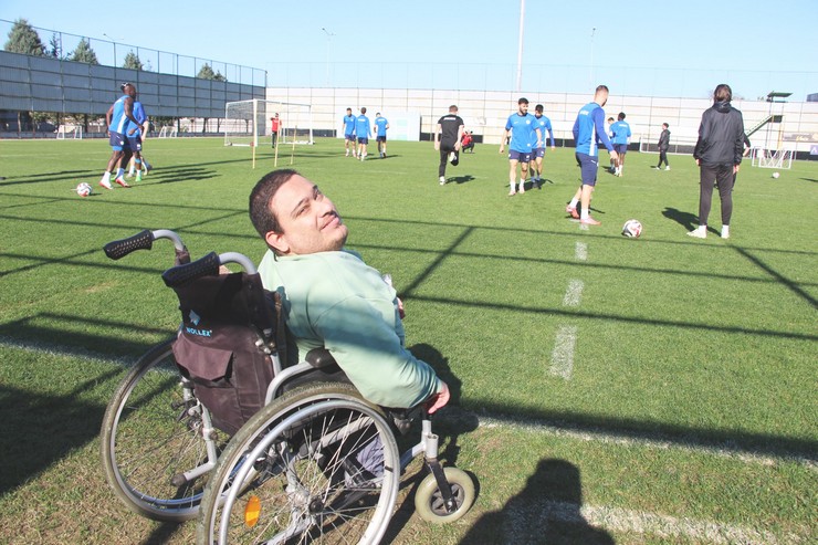 caykur-rizesporun-genc-taraftari-cengiz-kose-iki-yil-once-anne-ve-babasinin-destegiyle-ciktigi-stadyum-yolculugunu-bugun-bambaska-bir-tutkuya-donusturdu-2.jpg
