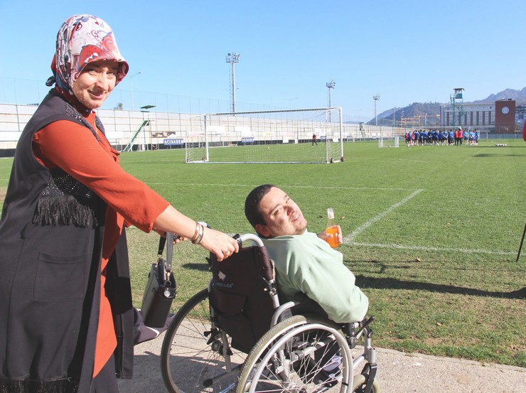 caykur-rizesporun-genc-taraftari-cengiz-kose-iki-yil-once-anne-ve-babasinin-destegiyle-ciktigi-stadyum-yolculugunu-bugun-bambaska-bir-tutkuya-donusturdu-4.jpg