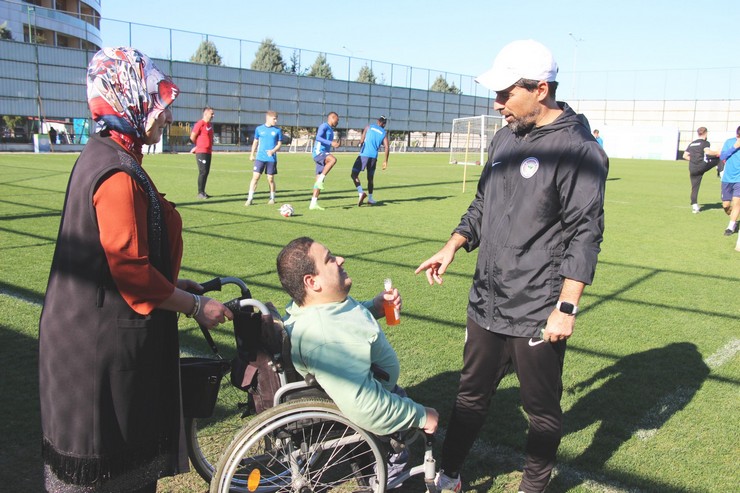 caykur-rizesporun-genc-taraftari-cengiz-kose-iki-yil-once-anne-ve-babasinin-destegiyle-ciktigi-stadyum-yolculugunu-bugun-bambaska-bir-tutkuya-donusturdu-5.jpg