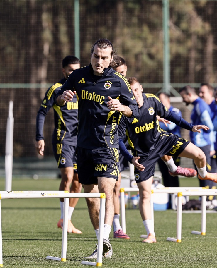 fenerbahcede-caykur-rizespor-mesaisi-suruyor-1.jpg
