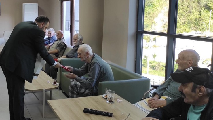 rize-il-muftusu-naci-cakmakci-muftu-yardimcisi-fevziye-durak-esliginde-muyesser-kart-huzurevi-yasli-bakim-ve-rehabilitasyon-merkezini-ziyaret-etti-2.jpg