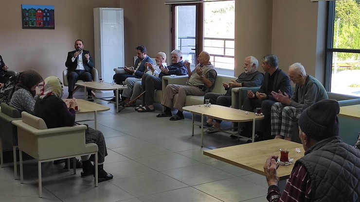 rize-il-muftusu-naci-cakmakci-muftu-yardimcisi-fevziye-durak-esliginde-muyesser-kart-huzurevi-yasli-bakim-ve-rehabilitasyon-merkezini-ziyaret-etti-4.jpg