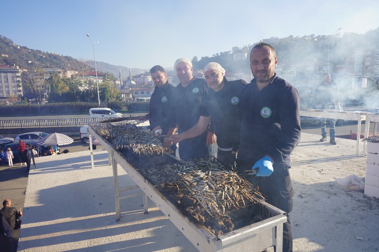 rizenin-cayeli-ilcesinde-duzenlenen-hamsi-festivalinde-2-ton-hamsi-2-saatte-tukendi-1.jpg