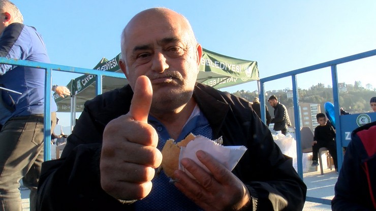 rizenin-cayeli-ilcesinde-duzenlenen-hamsi-festivalinde-2-ton-hamsi-2-saatte-tukendi-12.jpg