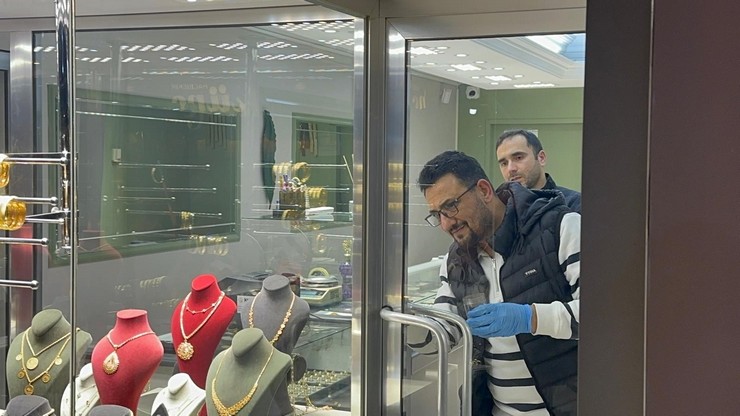 ordunun-fatsa-ilcesinde-girdigi-kuyumcudaki-calisanin-elini-ve-ayagini-baglayan-silahli-soyguncu-yaklasik-5-kilo-altini-calarak-kayiplara-karisti-2.jpg