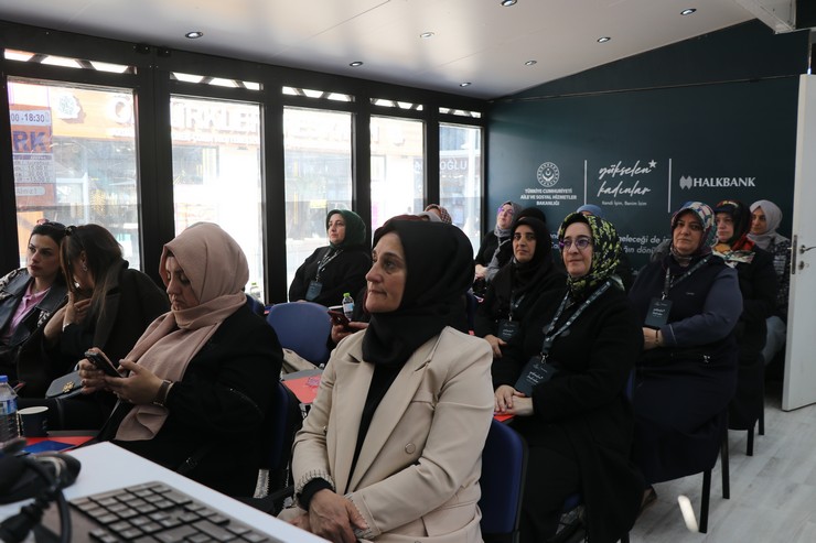 aile-ve-sosyal-hizmetler-bakanligi-ile-turkiye-halk-bankasi-isbirliginde-hayata-gecirilen-yukselen-kadinlar-girisimcilik-egitim-tiri-rizede-kadin-girisimcilerle-bulustu-1-3-001.jpg