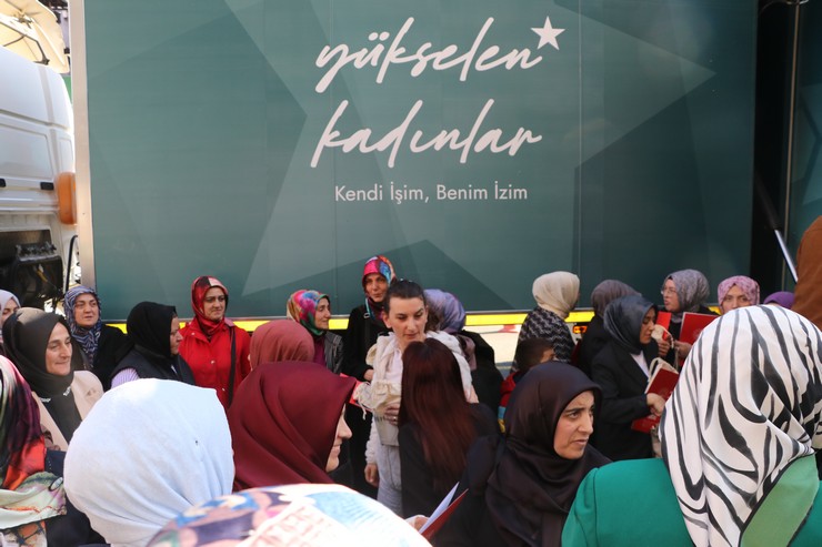 aile-ve-sosyal-hizmetler-bakanligi-ile-turkiye-halk-bankasi-isbirliginde-hayata-gecirilen-yukselen-kadinlar-girisimcilik-egitim-tiri-rizede-kadin-girisimcilerle-bulustu-1-5-001.jpg
