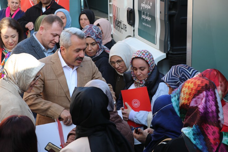 aile-ve-sosyal-hizmetler-bakanligi-ile-turkiye-halk-bankasi-isbirliginde-hayata-gecirilen-yukselen-kadinlar-girisimcilik-egitim-tiri-rizede-kadin-girisimcilerle-bulustu-1-6-001.jpg