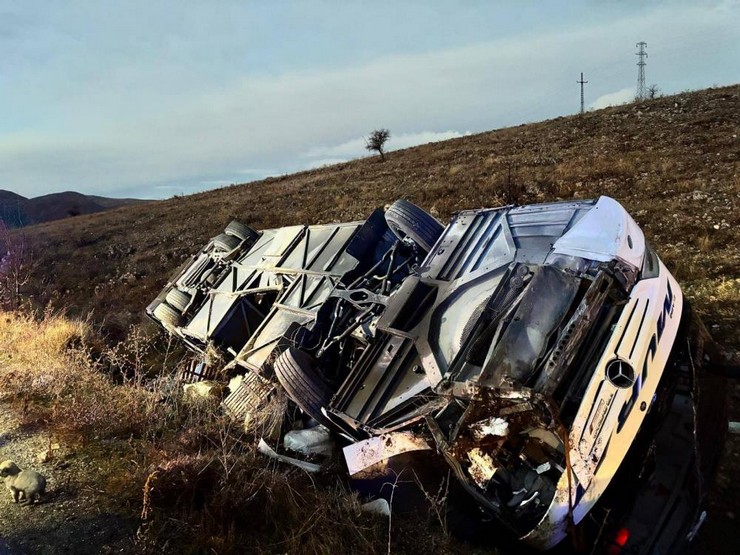 afyonkarahisarda-kontrolden-cikarak-devrilen-yolcu-otobusunde-ilk-belirlemelere-gore-2-kisi-oldu-21-kisi-yaralandi-1.jpg