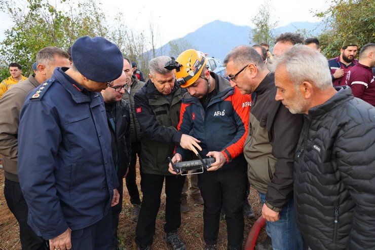 artvin-valisi-turan-ergun-hopadaki-orman-yangininin-ekiplerin-mudahalesiyle-kismen-kontrol-altina-alindigini-ve-calismalarin-devam-ettigini-acikladi-2.jpg