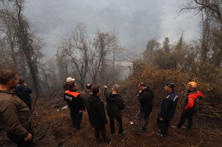 artvin-valisi-turan-ergun-hopadaki-orman-yangininin-ekiplerin-mudahalesiyle-kismen-kontrol-altina-alindigini-ve-calismalarin-devam-ettigini-acikladi-3.jpg