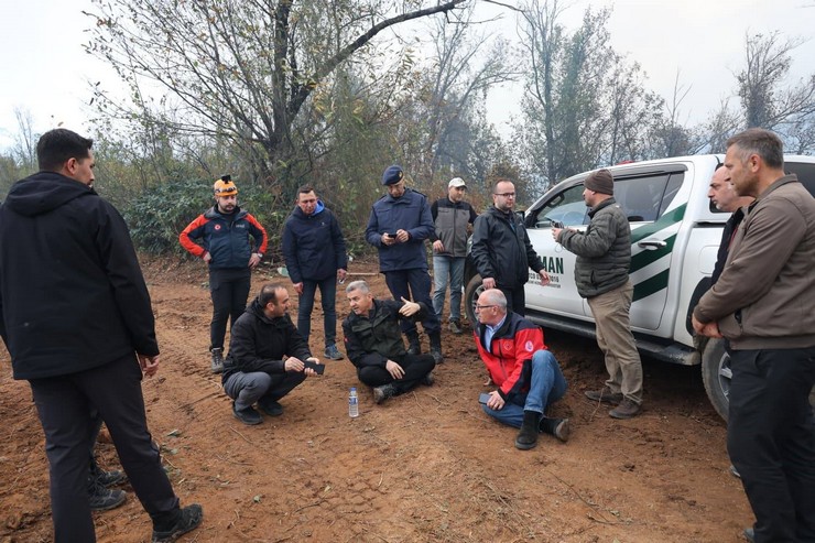 artvin-valisi-turan-ergun-hopadaki-orman-yangininin-ekiplerin-mudahalesiyle-kismen-kontrol-altina-alindigini-ve-calismalarin-devam-ettigini-acikladi-4.jpg