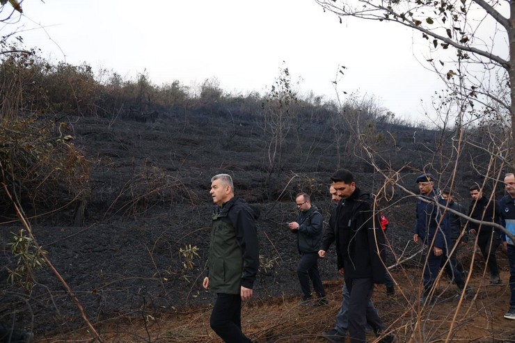 artvin-valisi-turan-ergun-hopadaki-orman-yangininin-ekiplerin-mudahalesiyle-kismen-kontrol-altina-alindigini-ve-calismalarin-devam-ettigini-acikladi-5.jpg